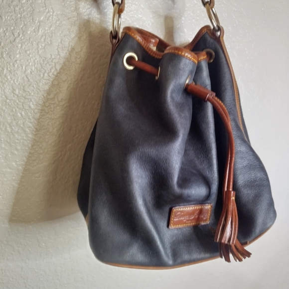 DOONEY & BOURKE WEXFORD TASHA LEATHER DRAWSTRING SHOULDER BAG BLACK - Picture 2 of 9